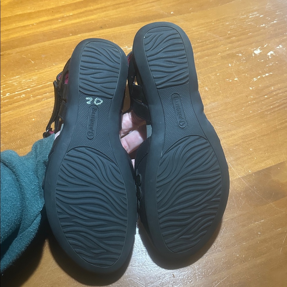 BareTraps Black Sandals with Floral Design - Picture 5 of 7